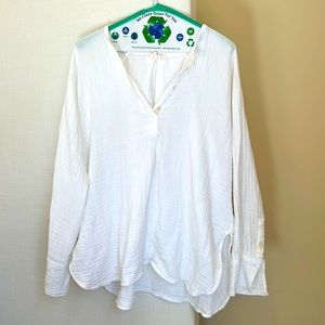 Lou & Grey Waffled White Top with V Neck Size M